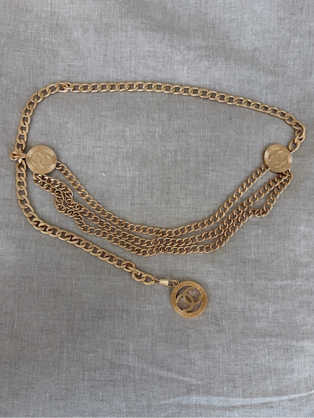 ✨Vintage CHANEL Gold Multi-Strand CC Medallion Chain Belt✨ - Picture 4 of 9